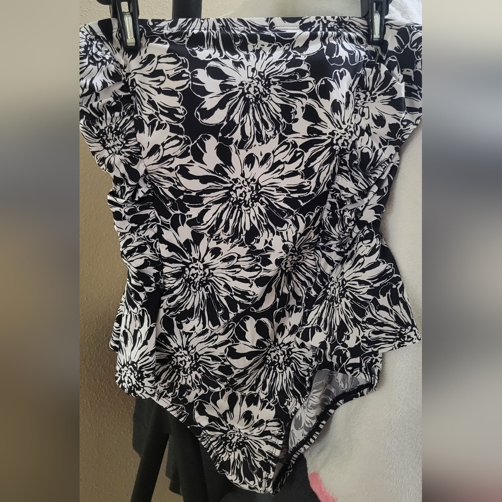 Black & white strapless swimsuit